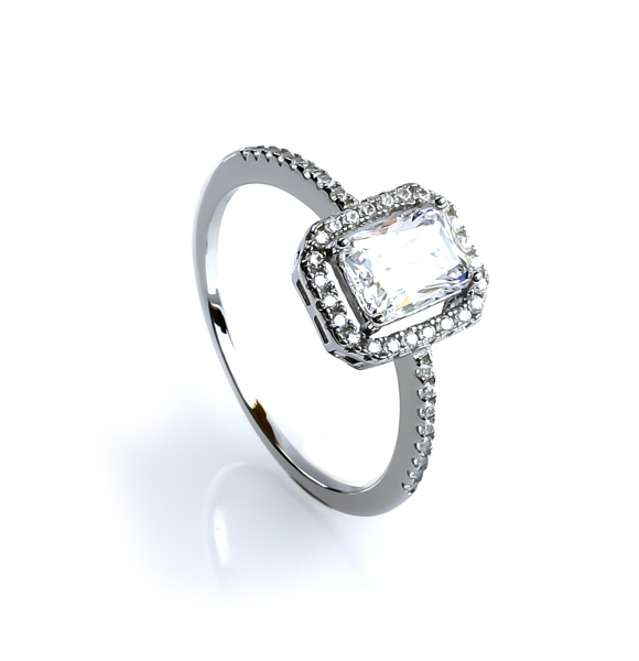 Hermoso Anillo en Corte Esmeralda Con Plata