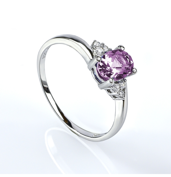 Lujoso Anillo de Plata con Alejandrita Bicolor