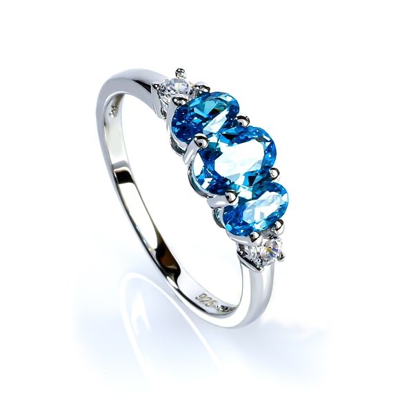Anillo de Plata con 3 Piedras de Topacio Azul
