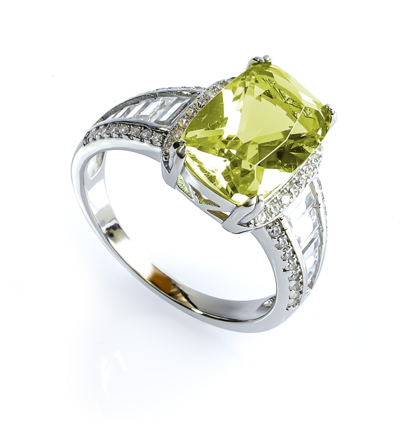 Anillo de Plata de Ley con Alejandrita Talla Esmeralda 8 mm