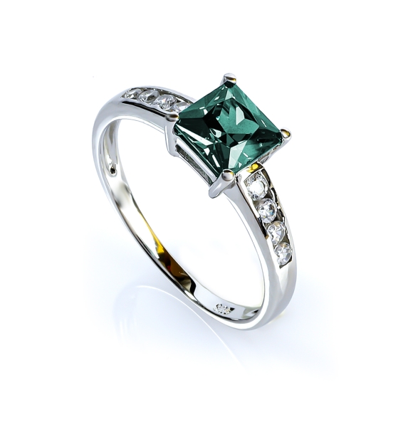 Anillo de Plata Con Alejandrita Solitario