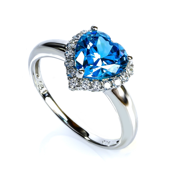 Hermoso Anillo de Plata .925 con una Gema de Topacio Azul