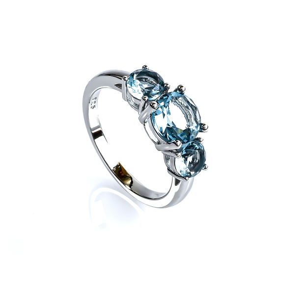 Hermoso Anillo de 3 Aguamarina