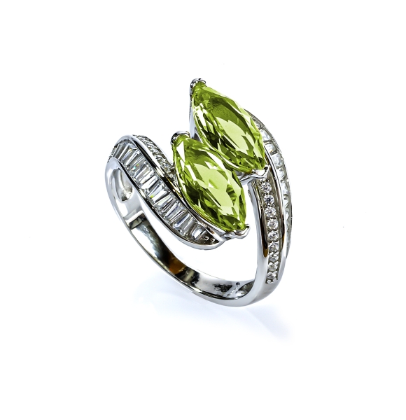 Hermoso Anillo de Plata .925 con Alejandrita Amarilla