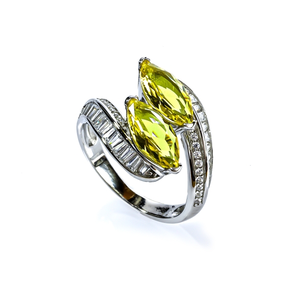 Hermoso Anillo de Plata .925 con Alejandrita Amarilla