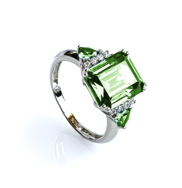 Anillo de Plata con Peridoto Corte Esmeralda