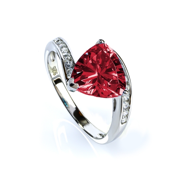 Precioso Anillo de Rubí en Plata .925