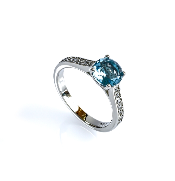 Hermoso Anillo de Compromiso con Aguamarina