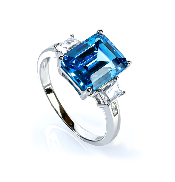 Hermoso Anillo de Plata de Ley con Topacio Azul Suiza