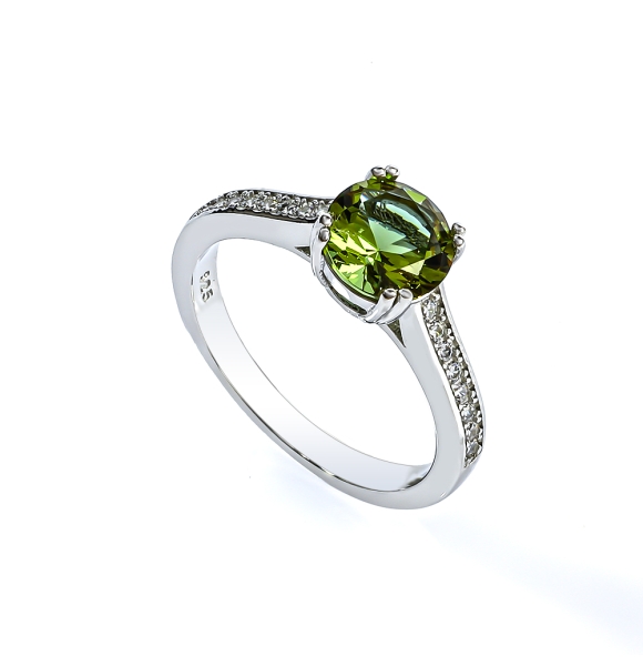 Hermoso Anillo de Compromiso con Zultanita