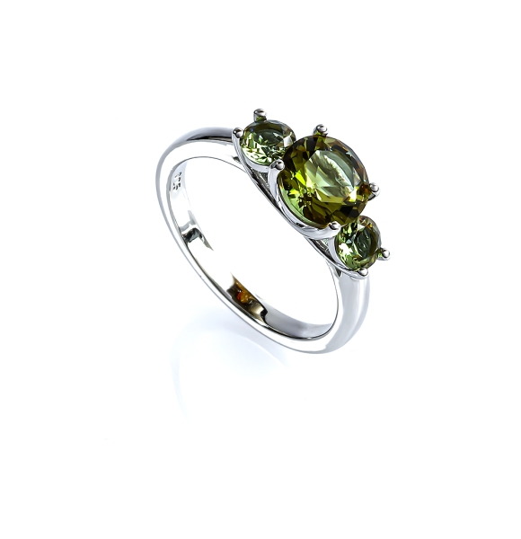 Hermoso Anillo de 3 Zultanita