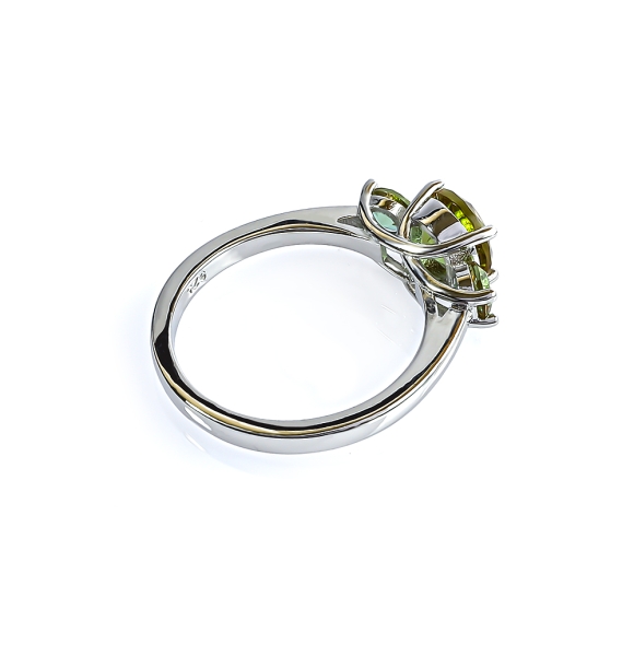 Hermoso Anillo de 3 Zultanita