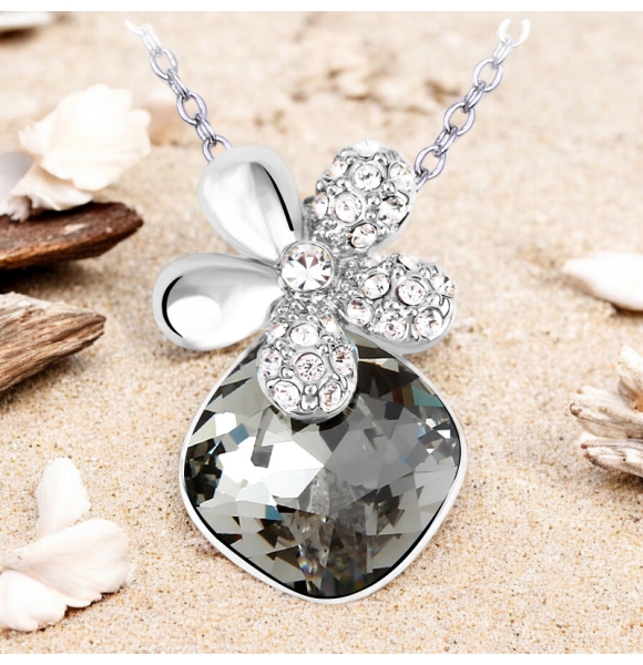 Precioso Collar de Swarovski Color Negro Bañado en Oro de 14K