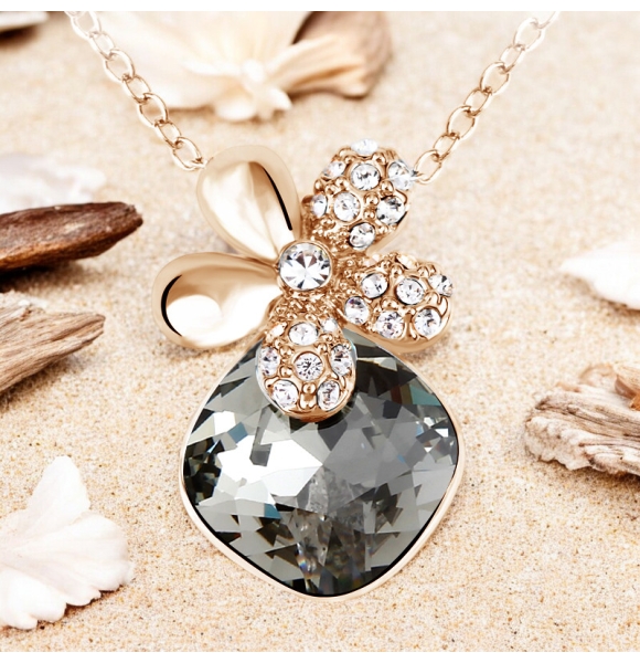 Precioso Collar de Swarovski Color Diamante Negro