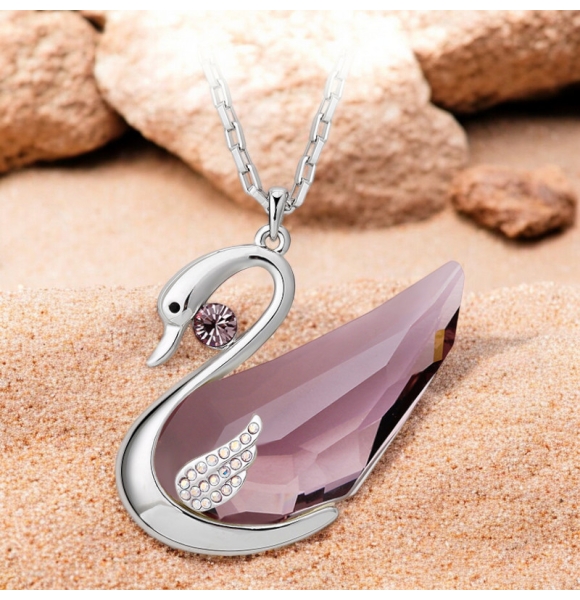 Hermoso collar de Swarovski con Rodio en Forma de Cisne Color Morado
