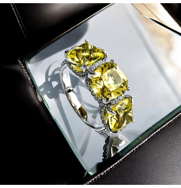 Anillo de Alejandrita Corte Trillion Yellow to Peach 8 mm