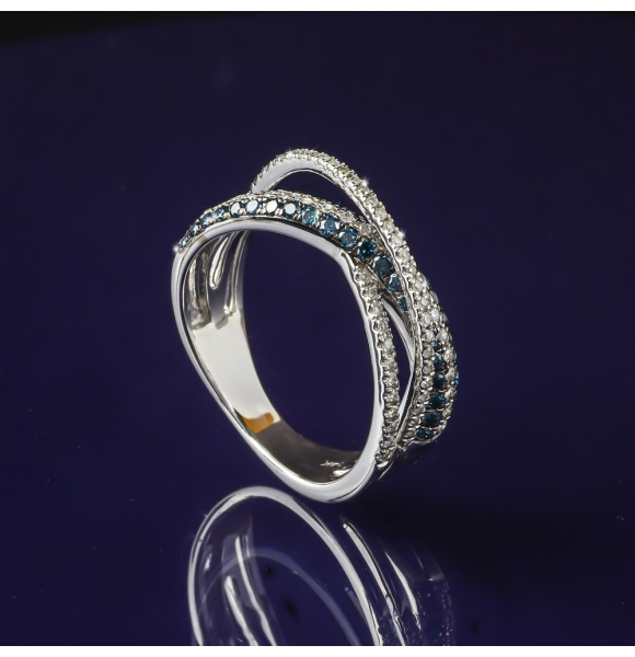 Anillo de Oro Solido de 14K con Diamantes Azules 0.66 Quilates