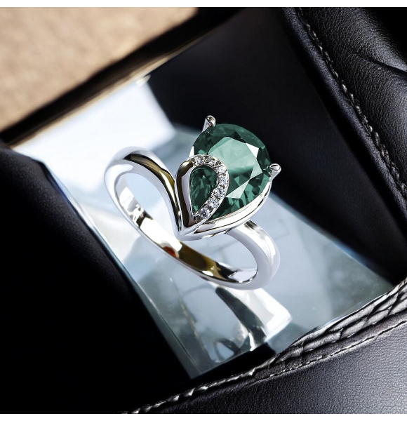 Anillo de Plata Solitario con Alejandrita en Corte Pera