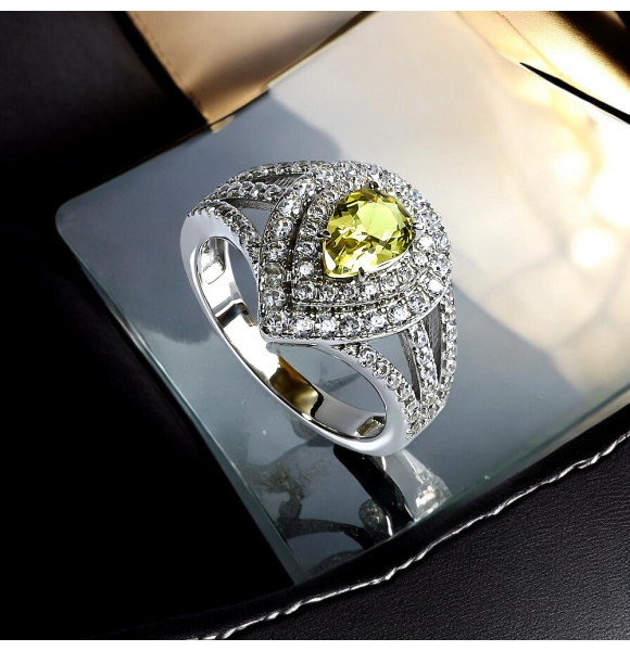 Anillo de Alejandrita Amarilla Corte Pera en Plata de Ley 925