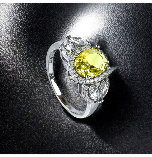 Anillo de Plata con Alejandrita en Corte Ovalado