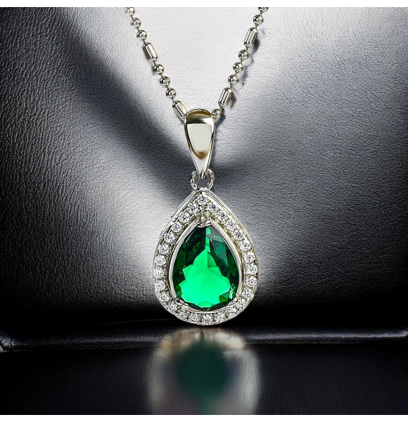 Hermoso Dije de Plata .925 con Alejandrita Azul a Verde