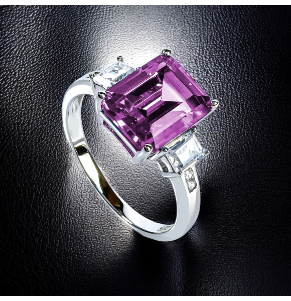 Hermoso Anillo de Plata de Ley con Alejandrita Talla Esmeralda