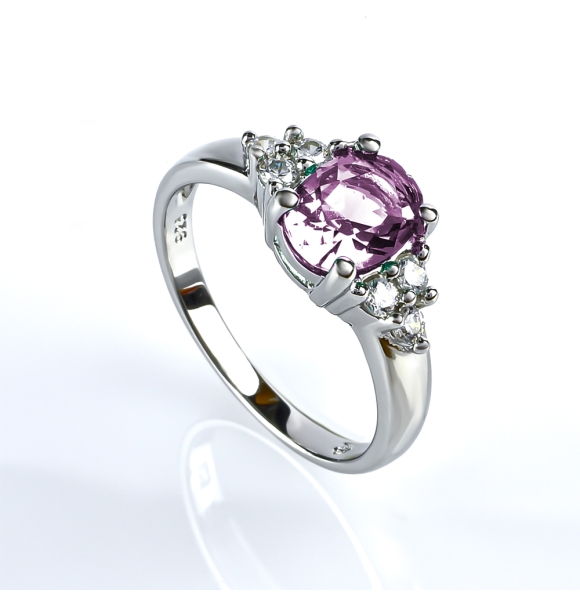 Elegante Anillo de Plata con Piedra de Alejandrita en Corte Ovalado