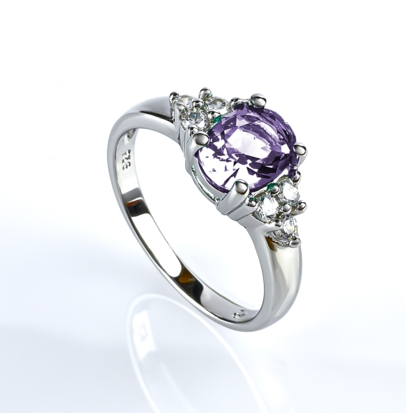 Elegante Anillo de Plata con Piedra de Alejandrita en Corte Ovalado