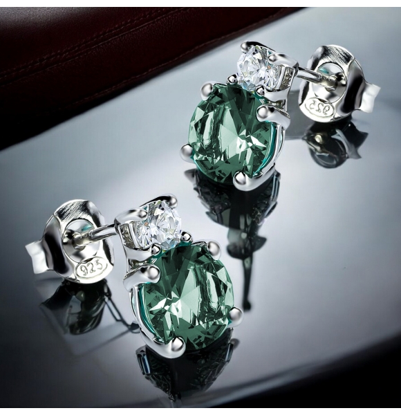 Aretes de Plata Sterlina Con Alejandrita en Corte Redondo