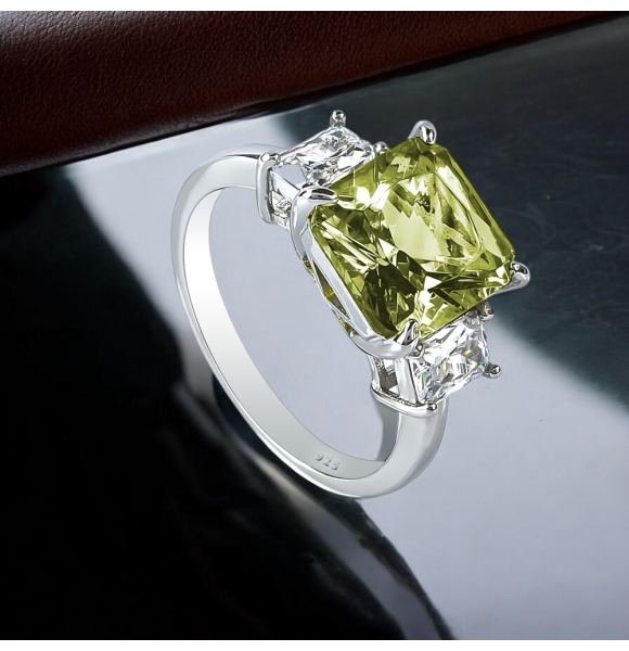 Anillo de Plata con Alejandrita en Corte Princesa