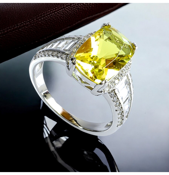 Anillo de Plata de Ley con Alejandrita Talla Esmeralda 8 mm