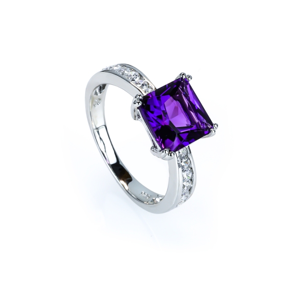 Anillo de Plata .925 con una Gema de Amatista