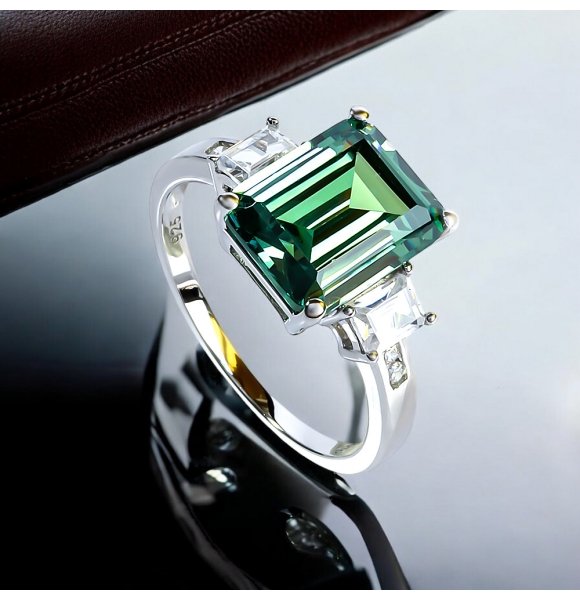 Hermoso Anillo de Plata de Ley con Alejandrita