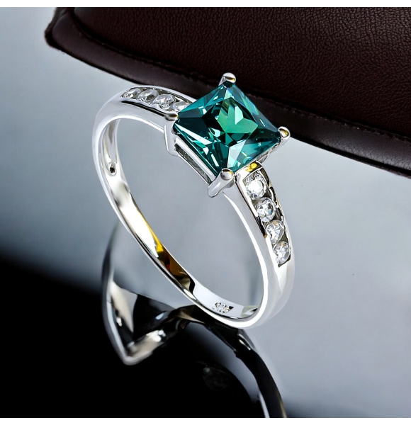 Anillo de Plata Con Alejandrita Solitario