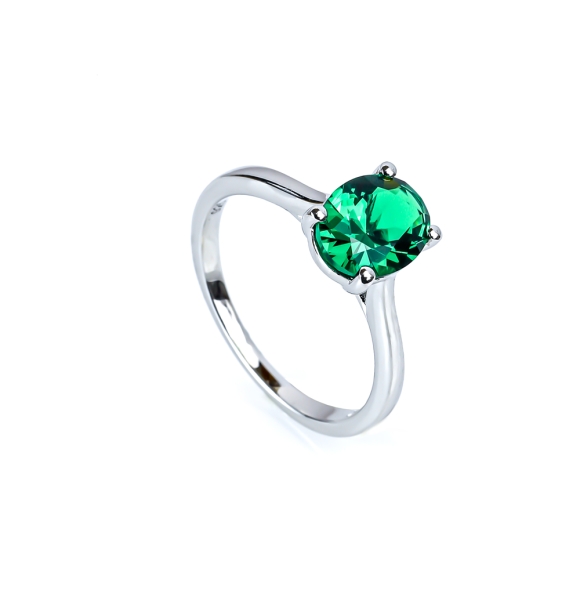 Elegante Anillo de Plata de Ley con 8 mm x 6 mm Esmeralda