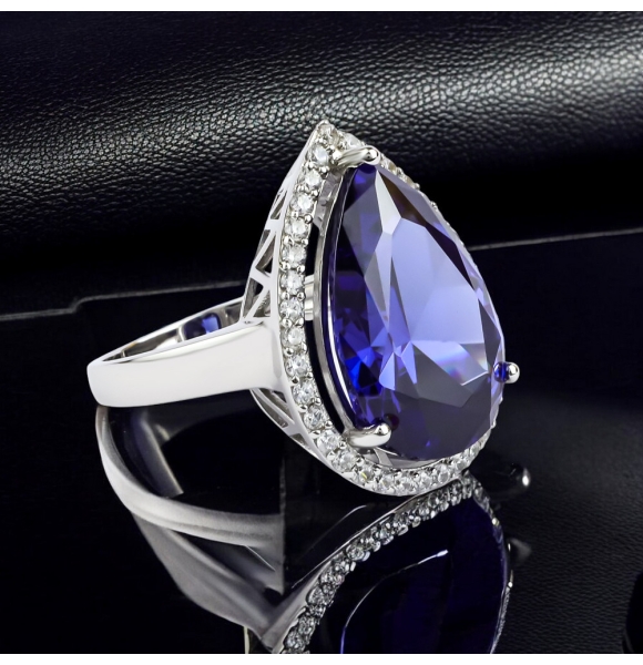 Muy Grande Anillo de Tanzanita de Plata .925