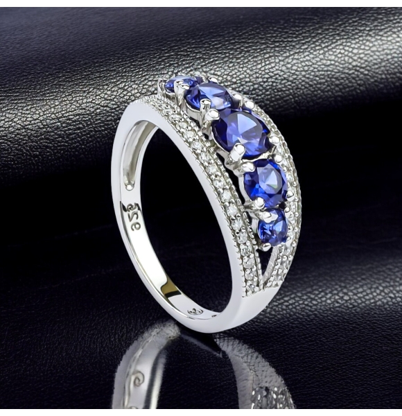 Anillo de Plata de Ley con Tanzanita