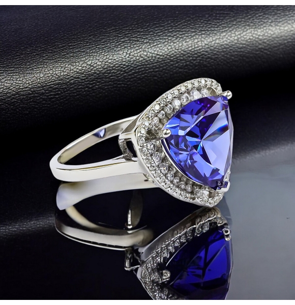 Anillo de Tanzanita Grande En Plata