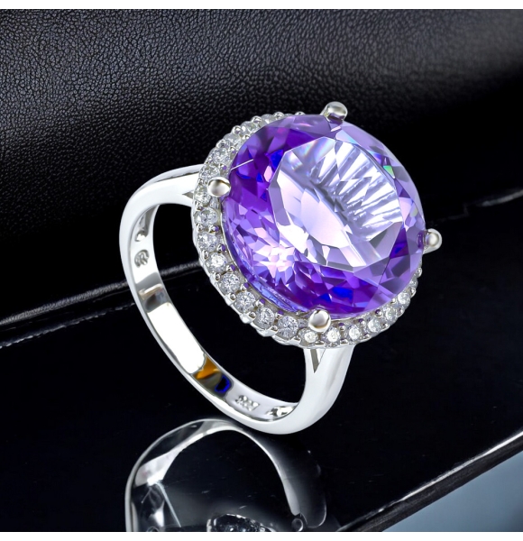 Hermoso Anillo de Alejandrita Llamativa