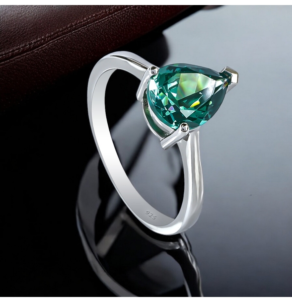 Hermoso Anillo Solitario de Alejandrita 9 mm x 6 mm