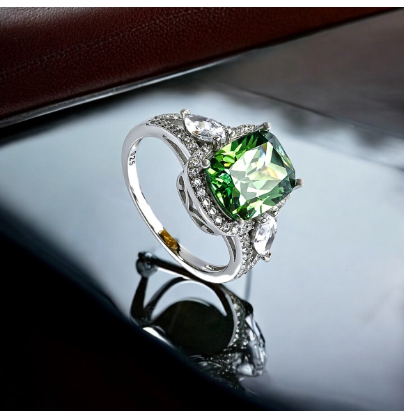 Anillo de Alejandrita Verde Azul Corte Esmeralda en Plata de Ley 925