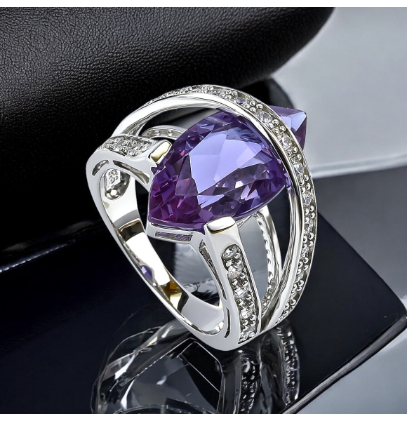 Hermoso Anillo de Plata con Alejandrita Bicolor y Zirconias