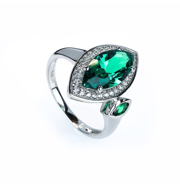 Magnifico Anillo de Plata .925 Esmeralda 13 mm x 7 mm