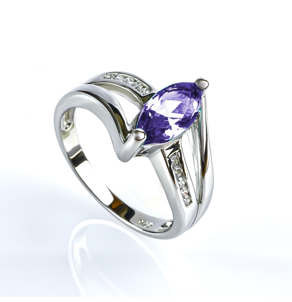 Magnifico Anillo de Plata .925 con una Gema de Alejandrita