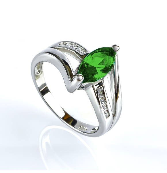 Magnifico Anillo de Plata .925 con una Gema de Esmeralda