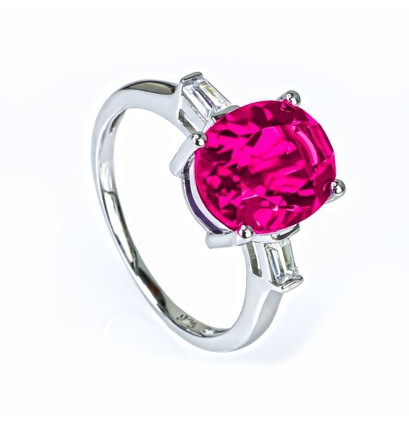 Anillo de Ruby Con Corte Ovalada