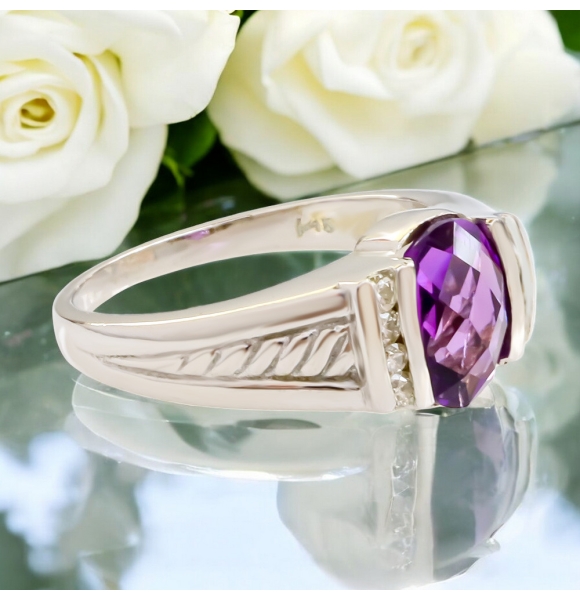 Precioso Anillo de Amatista en Oro Blanco de 14K