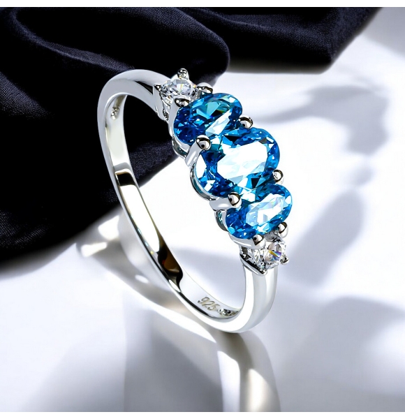 Anillo de Plata con 3 Piedras de Topacio Azul