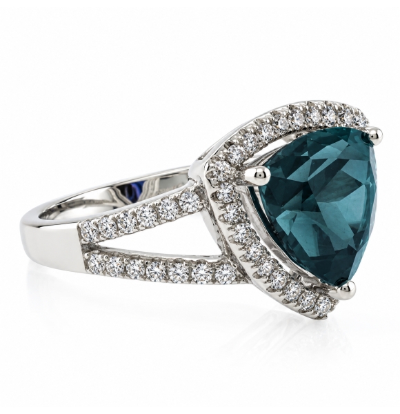 Anillo con una Gema de Alejandrita ( Azul/Verde ) en Plata de Ley .925
