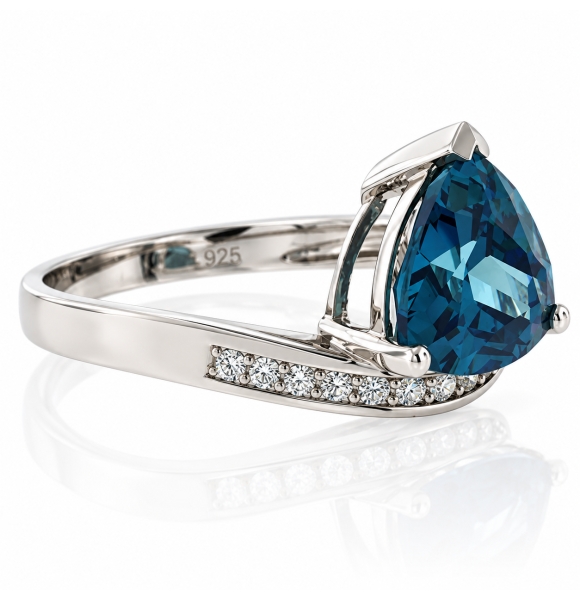 Anillo de Plata .925 con Alejandrita en corte Triangular